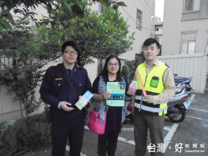 烏日警方向老年人散發傳單。林重鎣攝