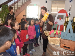 40位小朋友參訪外埔公所　驚見過聖誕節裝扮喜氣