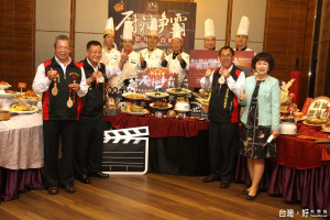 台南市安南區鹿耳門天后宮提供限量媽祖許願牌，給訂東東餐飲新春團圓宴的客人。