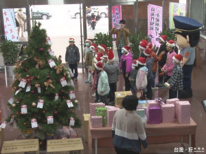 警察變身聖誕老人 送弱勢童幸福禮物