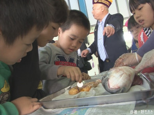 傳承傳統美食 港小學生做烏魚子