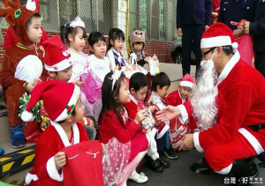 哈囉凱蒂幼兒園小朋友結合聖誕踩街活動，前往大園派出所報佳音。