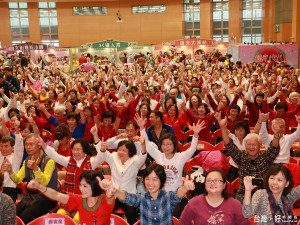 松年大學健康活力秀，23個分校的銀髮學員充滿動感。（圖／記者黃村杉攝）