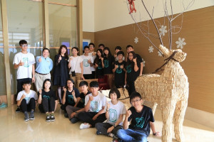 朝陽大學工業設計系的18位師生，以8千個回收軟木塞打造裝置藝術，一隻高160公分的麋鹿以及長140公分、寬90公分的雪橇