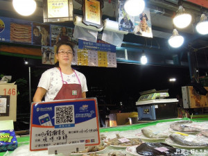 買菜的客人只要掃描攤商專屬的QRcode就可以付款。（圖／記者黃村杉攝）