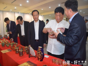 威海市非物資文化遺產在大甲鎮瀾宮展示，威海副書記趙熙殿一行在

鎮瀾宮董長顏清標陪同，至大甲金媽祖及遺產展示區參觀。（記者陳

榮昌攝）