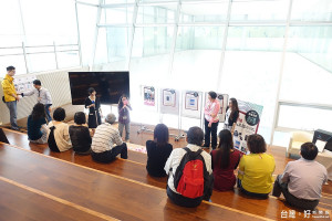 ▲高雄市立圖書館「開卷書香」三階段閱讀推廣活動，於12月23日在高市圖三樓階梯閣樓抽出多項大獎。（圖／記者許凱涵攝）