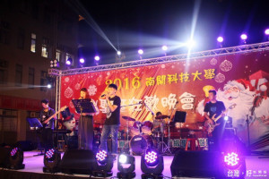 南開科技大學熱舞社等社團在聖誕晚會中展現舞功唱功，全場high翻天。