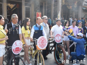 邁入第七年的「2017萬眾騎BIKE激進百里」，二十四日假大甲鎮瀾宮

舉行記者會，表演精彩、場面熱鬧，歡迎全國騎士共襄盛舉，分享台

中各地傳統文化及美食。（記者陳榮昌攝）