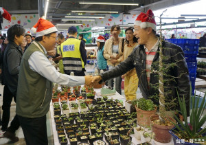 桃園假日農業創意市集週年慶活動中，桃園市長鄭文燦與攤商們握手問好。