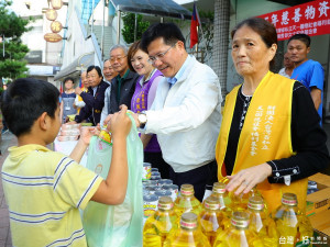 天一圓德社會福利慈善事業基金會發放愛心物資，市長林佳龍（右二）、東勢區長徐佩鈴也協助發放。(記者黃玉鼎攝)