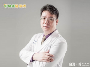 化濃妝、誇大表情　40歲皺紋爬滿臉