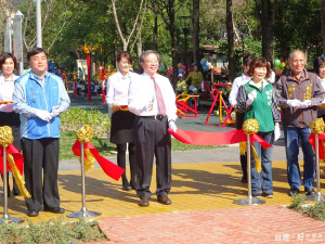 副秘書長林佑賢、議員宋明宗、賴秋媚等出席共同見證公園啟用。（圖／記者黃村杉攝）