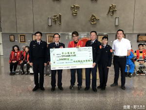 南投縣警局募得 34萬餘元捐予華山基金會購年菜。