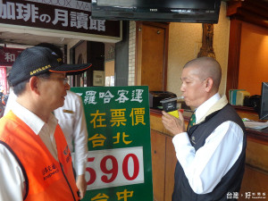 ▲高雄市區監理所陳副所長心繫旅客乘車安全，日前帶隊前往高雄市建國路沿線客運站，督導業者疏運整備情形及車輛安全設備。（圖／記者許凱涵攝）