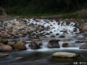 東勢林區管理處在和平區橫流溪中，完成國內首座粗石斜曲面魚道，獲得中央生態工程金質獎肯定。（圖／東勢林區管理處提供）