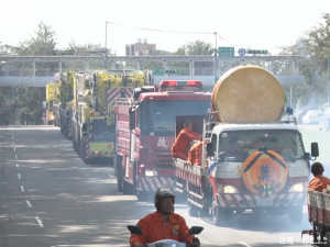 吊車車隊綿延一公里 為起重大王送行