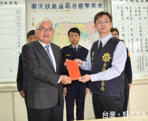 虎尾警方於13小時內偵破安慶郵局搶案，縣長李進勇頒發破案獎金，嘉勉有功人員辛勞，鼓舞士氣。（記者陳昭宗拍攝）