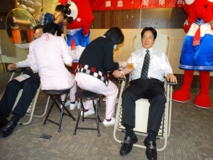 響應捐血月活動，市長賴清德（右）及衛生局長林聖哲（左）帶頭挽袖捐血。