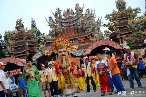 106年元旦首次舉辦「新年送春聯」活動的台南幫發源地學甲區鎮安宮。（記者邱仁武／攝）