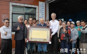 口湖鄉水產養殖產銷班第11班，獲選105年全國績優漁業產銷班殊榮，縣長李進勇親往祝賀並頒發獎牌嘉勉班員。（記者陳昭宗拍攝）