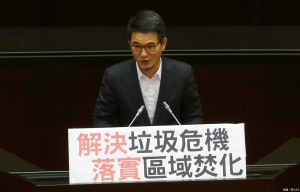 立委劉建國所提廢清法28條修正案經立法院三讀通過，明訂焚化爐使用的優先順序，將解決垃圾危機，落實區域焚化。（記者蘇榮泉拍攝）