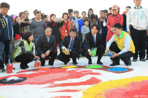 立委黃偉哲及葉宜津、台南市長賴清德及副市長顏純左、雲管處長徐振能等人以12色鹽彩繪金雞，共同打造多元繽紛色彩的2017年。（記者邱仁武／攝）
