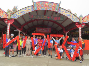 「台南幫」發源地學甲鎮安宮首次舉辦「新年送春聯」活動，炒熱新年氣氛。（記者邱仁武／攝）