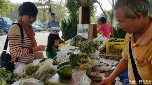 營北里民在中興友善農業樂活市集可選購每農藥有機蔬果。（記者扶小萍攝）