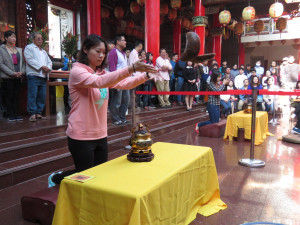 「迎喜神」少年禮官與仙女之杯選，於鹿耳門天后宮媽祖神案前舉行跋杯。