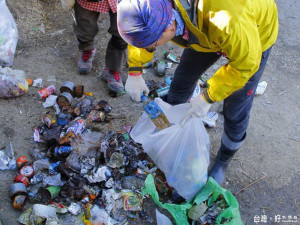 大霸登山路線甫開放四個月，高山保育志工已在中霸山屋附近清出許多垃圾。（圖／雪霸國家公園管理處提供）