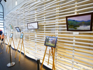 37位來自海內外藝術家用愛心盡情地揮灑的作品，在向山遊客中心日昇月恆藝廊展出。