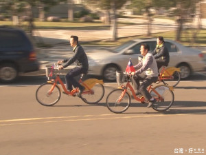 短程夯旅行 市府首長騎U-BIKE參拜