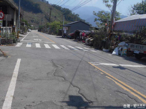 和平區東崎路的路面多處龜裂、坑洞、凹凸不平，車輛駕駛人怨聲載道，市府四日展開刨舖改善工程。（記者黃玉鼎攝）