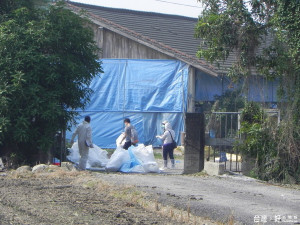 雲林縣斗南鎮溫厝角一處養雞場發現H5陽性疫情，今日上午進行其餘2萬5千隻的防疫性撲殺。（記者簡勇鵬攝）