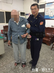 榴中派出所員警彭漢文執行巡邏勤務時，發現走失老人，積極透過社區資源協尋，終於找到老翁家，安全護送返家。（記者陳昭宗拍攝）