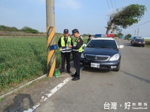 青蒜價格上揚，為有效防制青蒜遭竊，虎尾警分局東屯派出即日起實施「護蒜專案」，確保農民之財產安全。（記者陳昭宗拍攝）