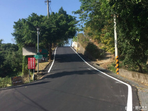 石岡區萬仙街路平完工，讓用路民眾享有安全、舒適的道路環境。（記者黃玉鼎攝）