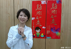 立委陳亭妃推出「雞翔如意」賀年春聯向市民拜年。