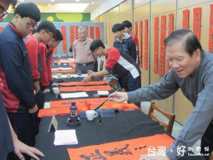 迎接雞年到來，北港農工辦理「名家揮毫寫春聯」藝文活動，師生除欣賞名家揮毫的丰彩，也可以得到墨寶祝福。（記者陳昭宗拍攝）