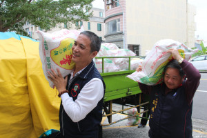 陳松生長子陳漢璋（左）昨代表家族再度捐出萬斤白米濟貧。（記者許素蘭／攝）