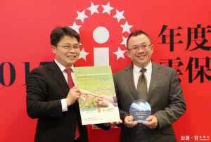 宏泰人壽多元行銷處資深協理陳銘正，代表接受年度風雲保單獎牌。