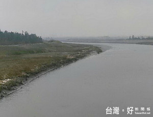 新虎尾溪康熙橋下漂浮著死雞鴨屍體百餘隻，動植物防疫所、環保局等單位立即進行清理及消毒作業。（記者陳昭宗拍攝）