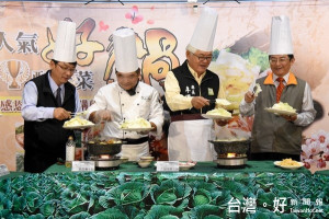 縣長李進勇與副署長蘇茂祥聯合開賣高麗菜，並實作高麗菜美食料理，鼓勵大家一起食用當令雲林在地好食材。（記者陳昭宗拍攝）