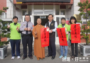 北港警方對於法師及志工們的關懷與支持表示感謝，希望能感念在心，全力做好維護地區治安、交通工作。（記者陳昭宗拍攝）