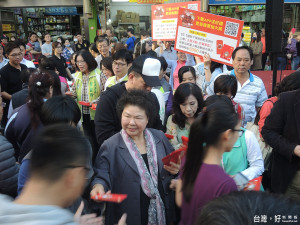 ▲「高雄過好年」市長在三鳳中街發送金雞小紅包，吸引許多市民排隊索取。（圖／記者郭文君攝）