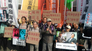 蔡丁貴與支持者近30人高舉[賴市長，你的獨立建國在哪裡？]、[賴清德當官、蔡丁貴被關]抗議標語及自由台灣黨、[台獨]旗幟，在台南市政府廣埸抗議。