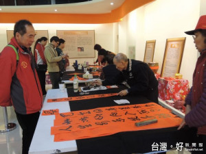 桃園市政府客家事務局特與在地社團合作，在平鎮及龍潭辦理「說客語、送春聯」活動。
