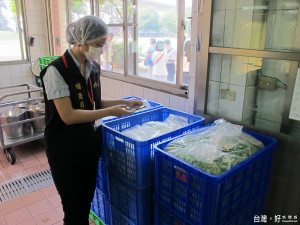 農糧署在各學校抽驗午餐食材農藥殘留情形。