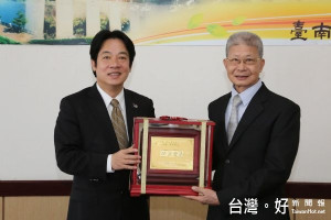 市長賴清德肯定李朝全對台南的付出與貢獻，頒贈紀念獎牌，勉勵他退休後能傳授經驗、貢獻所學。